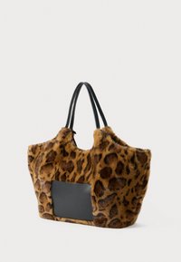 Tote-Bag aus Kunstfell mit Leopardenmuster und schwarzen Lederakzenten sowie Griffen, mit einer auffälligen schwarzen Tasche auf der Vorderseite.