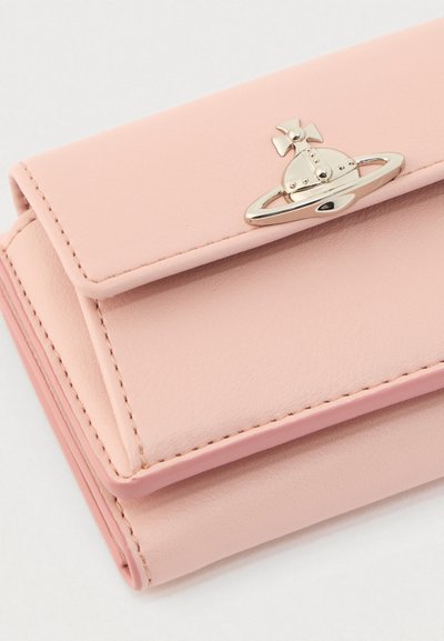 Ροζ πορτοφόλι από συνθετικό δέρμα με λεία υφή, με μεταλλικό κούμπωμα σε σχήμα ρουκέτας-πλανήτη και ραμμένα άκρα. Συμπαγές σχέδιο.