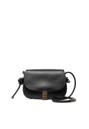 Borsa a tracolla in pelle nera con patta arrotondata, hardware dorato, dettagli dei lacci annodati e una chiusura decorativa con dettagli in lettere.