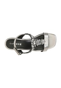 Sandal in metallo argentato con tacco alto, punta aperta, decorazioni in strass, cinturino alla caviglia e design con punta squadrata. Suola piatta.