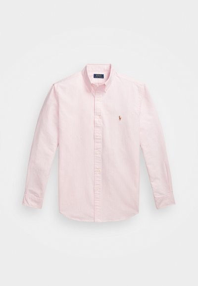 Camisa de botão rosa claro com finas riscas brancas, mangas longas, colarinho de ponta e um pequeno logo bordado no peito.