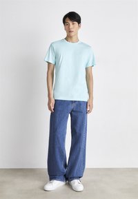 Calvin Klein Jeans EMBRO BADGE - Základné tričko - blue tint