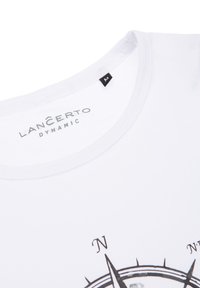 Biała bawełniana koszulka z okrągłym dekoltem, z czarnym wzorem kompasu i etykietą "Lancerto Dynamic" w kolorze szarym, metka z rozmiarem "M".
