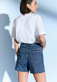 Next EMBELLISHED REGULAR FIT - Denimové šortky - mid blue
