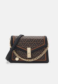 Borsa a tracolla marrone con motivo, rifiniture nere, tracolla in catena dorata e chiusura dorata. Il design geometrico presenta triangoli e pelle testurizzata.