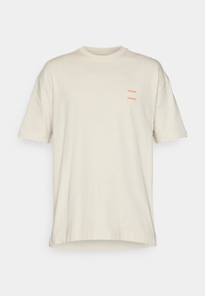 Beige bomull t-shirt med avslappnad passform, featuring en rund hals och korta ärmar. Dubbla röda "SAMSØE" text accenter på vänster bröst.