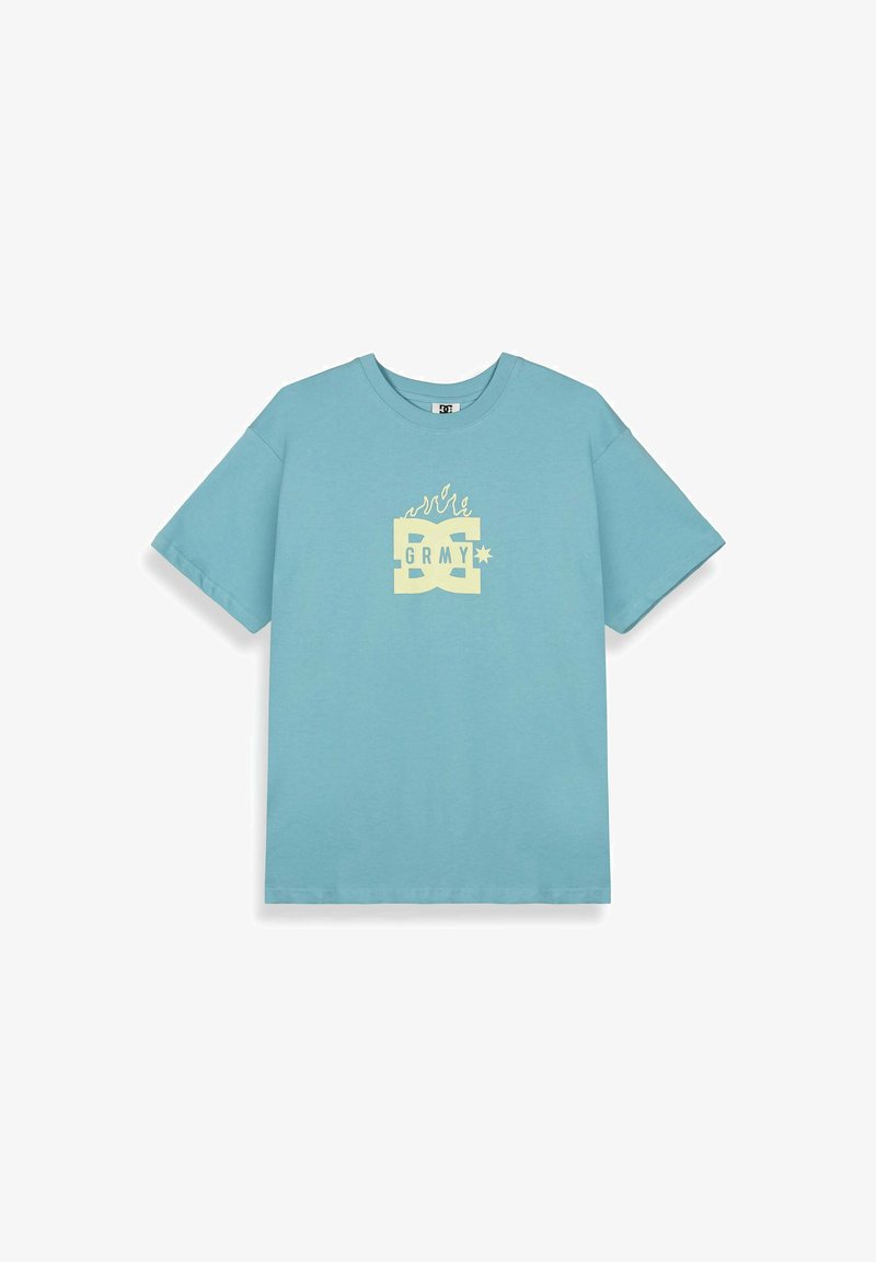 Camiseta de manga corta azul claro con un gráfico amarillo en el centro que presenta elementos estilizados de llamas y estrellas alrededor del texto "GRMY".