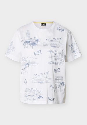 Tricou alb cu mânecă scurtă, cu schițe albastre ale clădirilor, palmierilor și logo-urile "EA7 Emporio Armani" imprimate pe tot materialul.