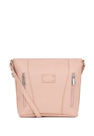 Sac bandoulière en cuir rose clair avec deux poches zippées verticales et une sangle d’épaule ajustable.