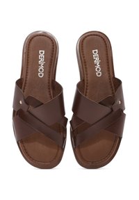 Sandales en cuir marron avec des brides entrecroisées, une semelle plate et une semelle intérieure rembourrée. Inclut un petit accent métallique près de la bride.