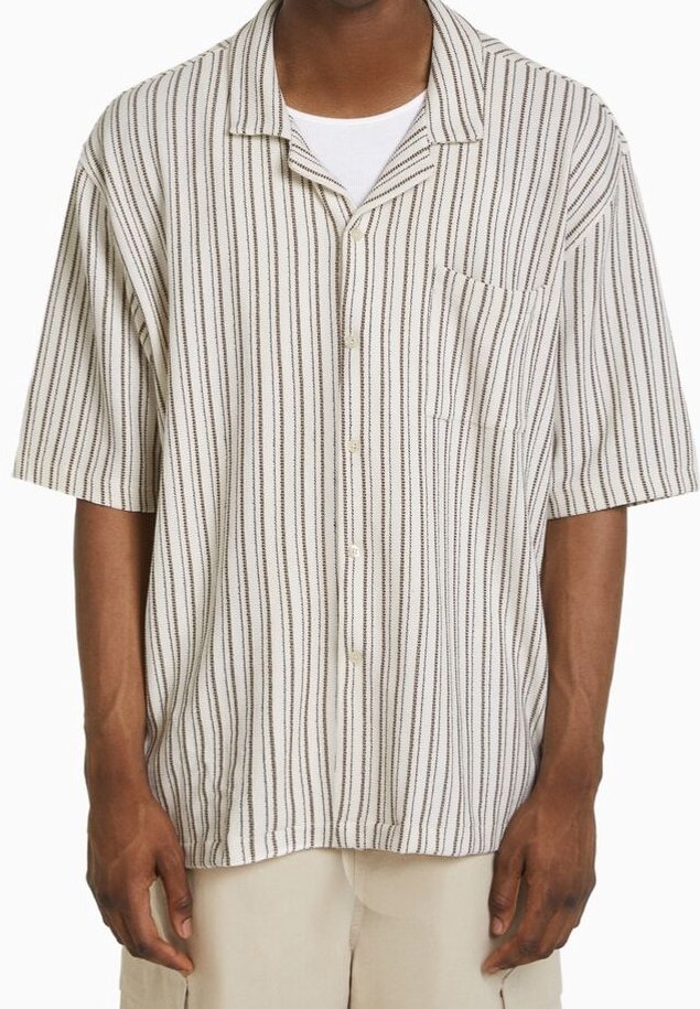 Koszula w paski z krótkim rękawem w kolorze kremowym z brązowymi liniami, z przodem na guziki i kieszenią na piersi, wykonana z lekkiego materiału.