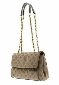 Bolso de mano de ante sintético beige con un patrón texturizado, correa de cadena dorada y cierre de solapa. Presenta un logo en la parte frontal y pliegues laterales.