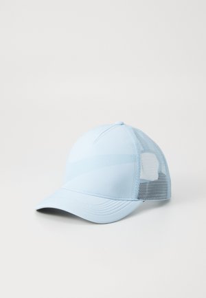 Lys blå kasket med solid front og mesh bag. Bueformet skygge, stikninger og et lille logo på frontpanelet.