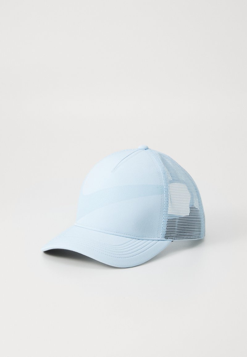 Lyseblå caps med solid front og netting bak. Bøyd skjerm, sømdetaljer og en liten logo aksent på frontpanelet.