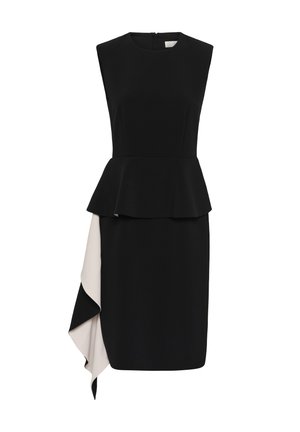 Ærmeløs sort kjole med peplum talje og asymmetrisk hvid flæsedetalje på venstre side af nederdelen.