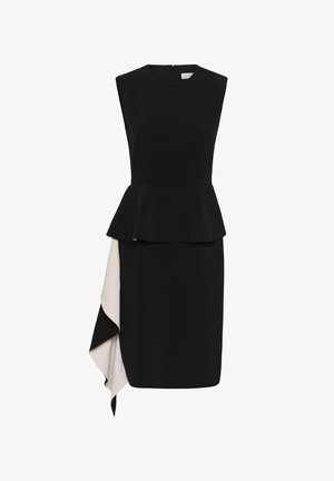 Juoda rankovių neturinti suknelė su peplumo liemeniu ir asimetrišku baltu raukinių papuošimu kairėje sijono pusėje.