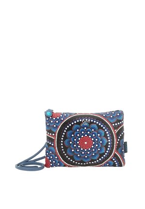 Piccola borsa a tracolla con motivo a pois circolari blu, rossi e bianchi che ricordano un mandala floreale su sfondo nero.