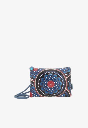 Petit sac bandoulière avec un motif circulaire de points bleus, rouges et blancs ressemblant à un motif mandala floral sur fond noir.