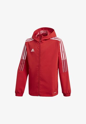 Giacca sportiva rossa con cappuccio, chiusura frontale con zip, strisce bianche sulle maniche e polsini elasticizzati. Realizzata in materiale leggero e liscio.