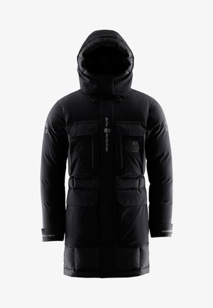 Schwarze isolierte Parka mit einem Reißverschluss vorne, verstellbare Kapuze, mehreren Taschen und Logo-Akzenten. Glattes Gewebe mit einer puffigen Textur.