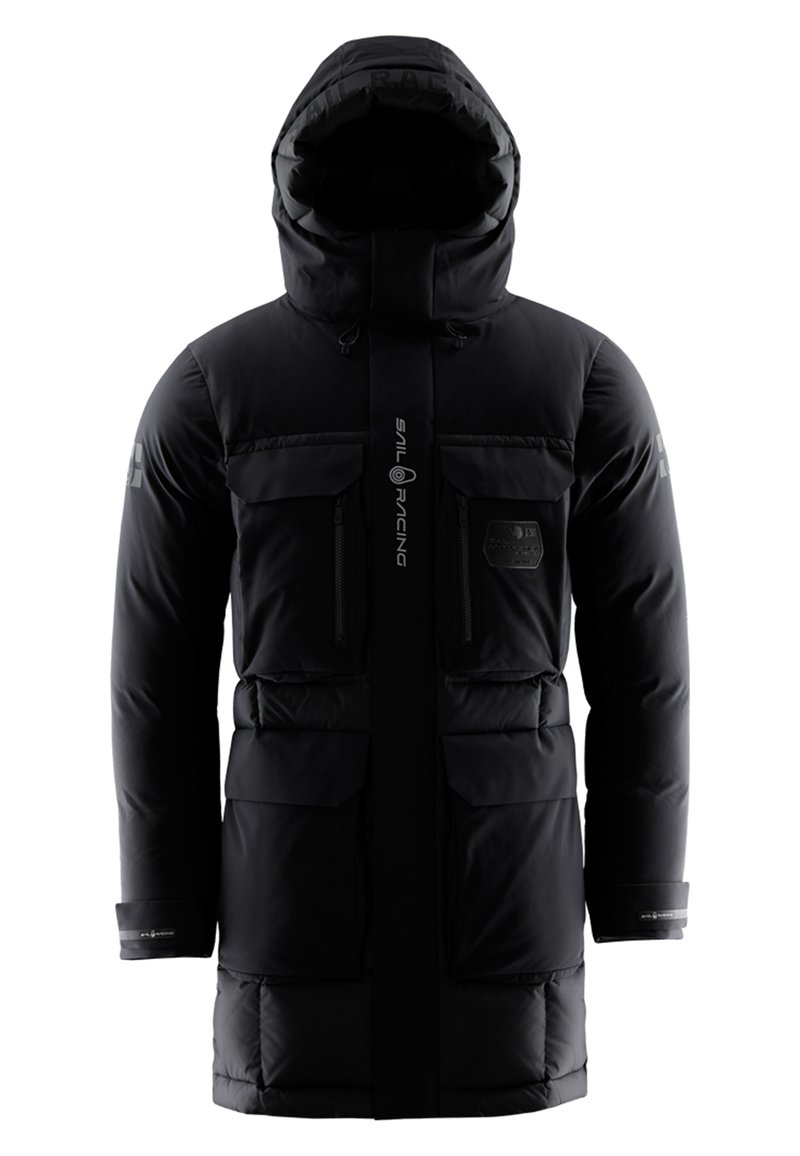 Zwarte geïsoleerde parka met een rits aan de voorkant, verstelbare capuchon, meerdere zakken en logo-accenten. Glad materiaal met een pufferstructuur.