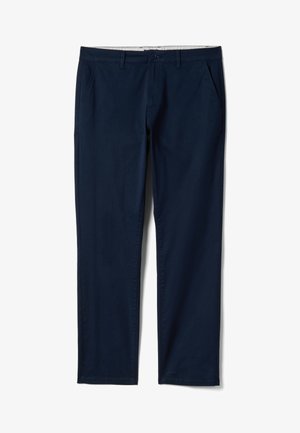 Herenbroek in marineblauw met rechte pijpen, voorzakken, riemlussen, knoopsluiting en ritssluiting, plat weergegeven op een witte achtergrond.