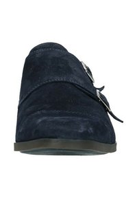 Marineblauwe suede instap-schoen met twee zilveren gespen, ronde neus en een lage rubberen zool, met een soepele textuur en een minimalistisch ontwerp.