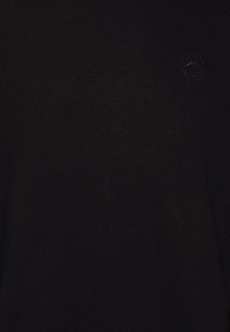 Maglietta nera realizzata in tessuto morbido, con un logo goffrato sottile sul lato sinistro. Design semplice con una vestibilità classica.