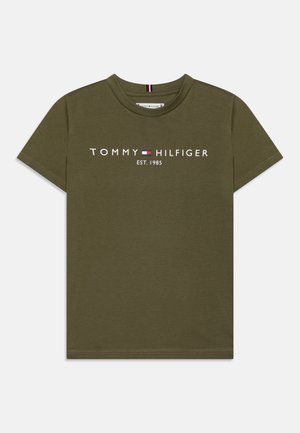 T-shirt vert olive à manches courtes et col rond avec le texte blanc "Tommy Hilfiger Est. 1985" et un petit logo rouge, blanc et bleu centré sur la poitrine.