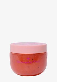 Vannmelon Crush-kroppsskrubb i en klar, rund krukke med et rosa lokk. Inneholder en rosa skrubb med mørke frø og har tekst i livlig rosa.