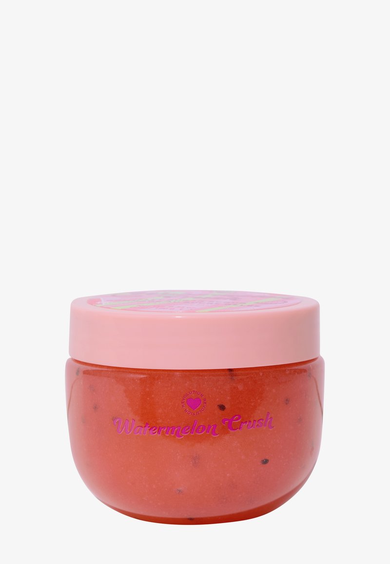 Vannmelon Crush-kroppsskrubb i en klar, rund krukke med et rosa lokk. Inneholder en rosa skrubb med mørke frø og har tekst i livlig rosa.