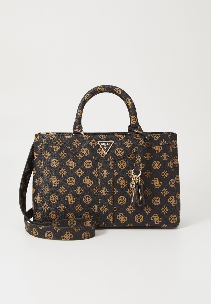 Sac à main Guess noir et marron à motifs, avec double poignées, bandoulière ajustable et pompons dorés sur le devant.