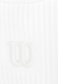 Tejido blanco estriado con una superficie texturizada y un prominente logo en relieve "W" en blanco. Material suave y liso.