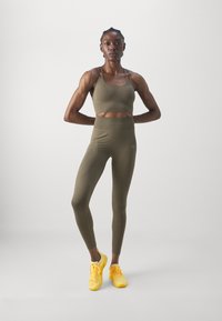 ICANIWILL DEFINE SEAMLESS BRA - Sujetadores deportivos con sujeción media - dark sand