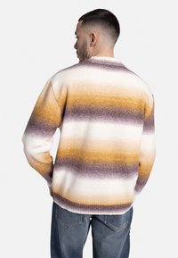Redefined Rebel JOSEPH BOXY FIT - Strikkegenser - caramel cafe