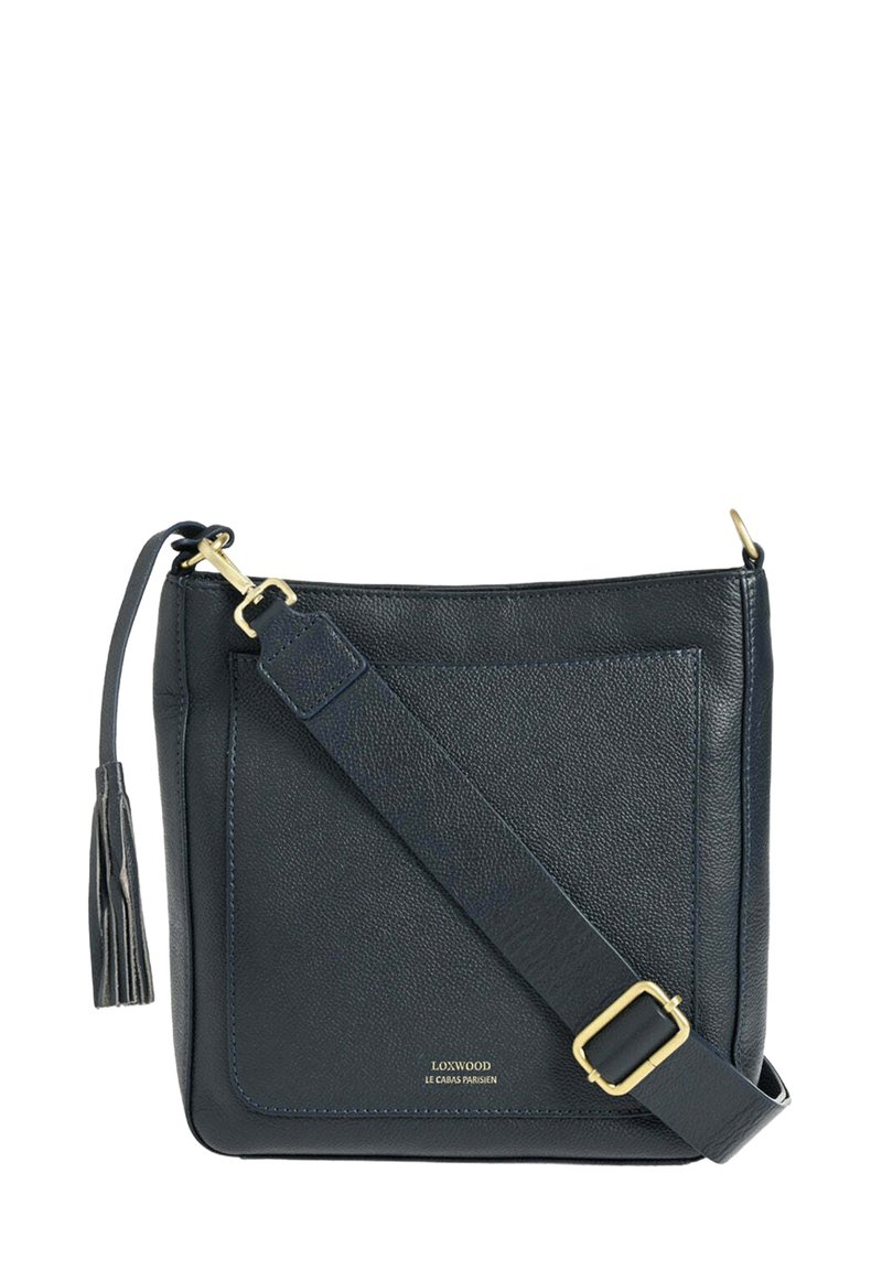 Sac bandoulière en cuir marine avec une surface texturée, une longue bandoulière ajustable, des finitions dorées et un pompon décoratif.