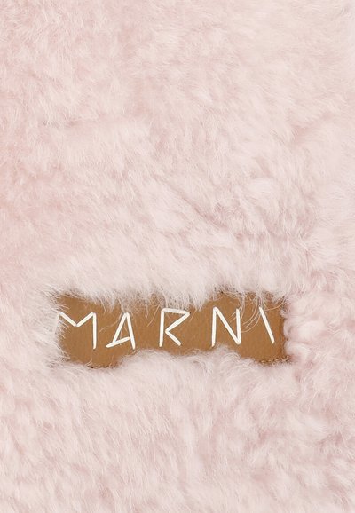 Tessuto di peluche rosa con superficie testurizzata; presenta un'etichetta in pelle marrone con la scritta "MARNI" in rilievo bianco.