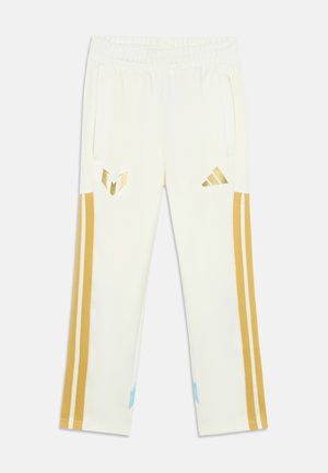 Hvide atletikbukser med gyldne sidelister og gyldne Adidas- og Messi-logoer på fronten af lårene, elastisk talje og forlommer.