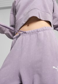Puma DARE TO GYM RELAXED WASHED PANTS - Pantaloni sportivi - pale plum