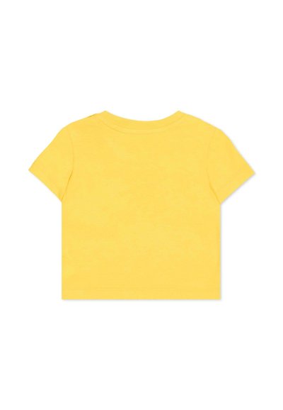Camiseta amarilla de algodón de manga corta con cuello redondo, que presenta una textura suave y un diseño de color sólido. Sin patrones ni detalles visibles.