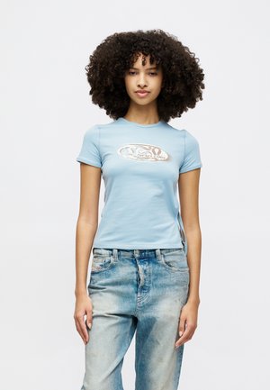 T-shirt ajusté bleu clair avec un col rond et des manches courtes, arborant un logo graphique marron au centre et des fentes sur les côtés.