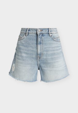 Φωτεινά μπλε τζιν σορτς με ψηλή μέση, μπροστινό κουμπί και φερμουάρ, μπροστινές τσέπες, ελαφρά φθαρμένη λεπτομέρεια στον αριστερό μηρό και ξεφτισμένα τελειώματα.