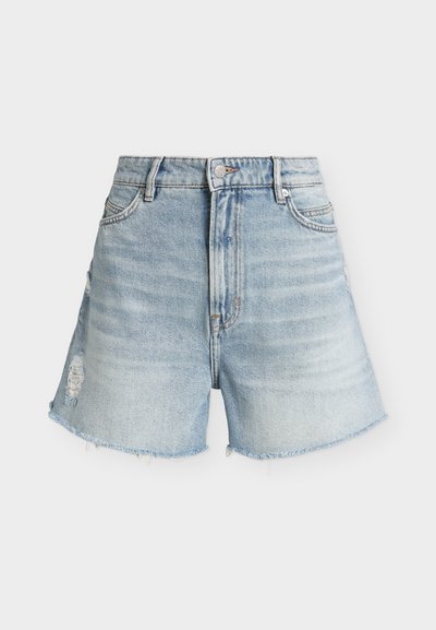 Short en jean bleu clair taille haute, bouton et fermeture éclair à l'avant, poches avant, légère usure au niveau de la cuisse gauche et ourlets effilochés.