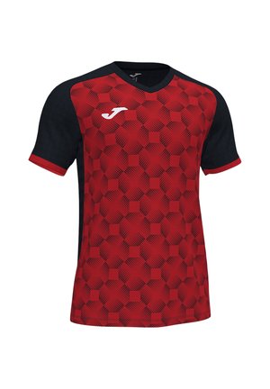 Rotes und schwarzes Sporttrikot mit kurzen Ärmeln und geometrischem Muster, schwarzen Ärmeln, roten Bündchen und einem weißen Logo auf der rechten Brust.