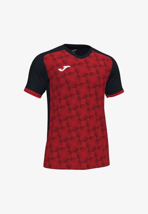 Rotes und schwarzes Sporttrikot mit kurzen Ärmeln und geometrischem Muster, schwarzen Ärmeln, roten Bündchen und einem weißen Logo auf der rechten Brust.