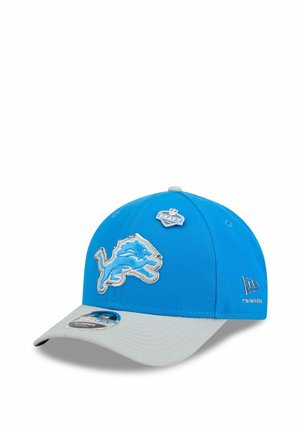 Blau-graue NFL Detroit Lions Kappe mit Teamlogo, NFL Draft 2023 Pin und New Era Branding an Seite und Schirmaufkleber.