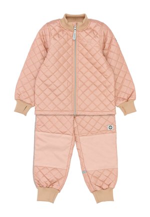 Pihe-puha rózsaszín, steppelt két részes szett. Cipzáras dzsekit tartalmaz bordázott gallérral és mandzsettával, valamint hozzáillő, mandzsettás nadrágot.