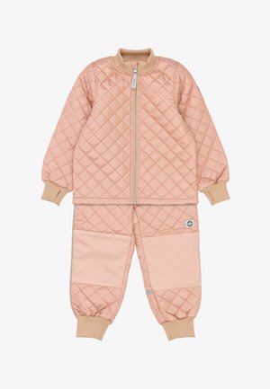 Conjunto de dos piezas acolchado en rosa suave. Incluye una chaqueta con cremallera, cuello y puños acanalados, combinada con pantalones a juego con puños.