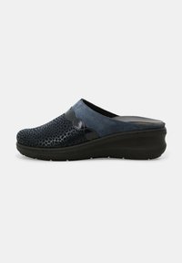Scarpa scivolosa con una tomaia testurizzata di un blu scuro, caratterizzata da un'accoppiatura nera liscia e una suola a zeppa bassa per un supporto aggiuntivo.