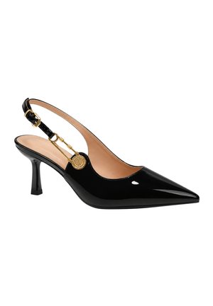 Décolleté slingback in vernice nera con punta affilata, tacco medio, fibbia decorativa dorata e dettaglio a catena sulla fascia laterale.
